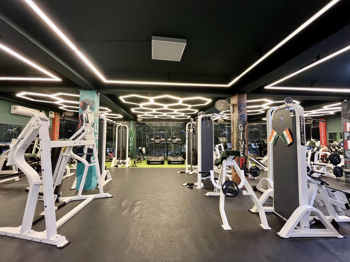 Hulk Fitness wide interior shot